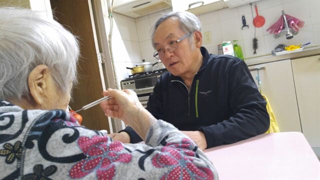 지난달 30일 징글맘을 위한 식사를 급히 차린 정성기씨. 밥상을 차린 뒤에도 앞에 앉아 요리가 입에 맞는지 확인해야 한다.