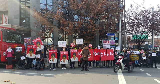 박근헤퇴진대구시민행동 회원들이 1일 낮 박근혜 대통령이 서문시장 화재현장을 방문할 것으로 예상되는 대구 중구 대신동 동산네거리에서 '박근혜하야' 피켓을 들고 있다. 대구=윤희정기자 yooni@hankookilbo.com