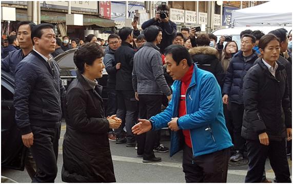 박근혜 대통령이 1일 대형 화재로 큰 피해를 입은 대구 서문시장을 방문했다. 차에서 내린 박근혜 대통령이 기다리고 있던 김영오 서문시장 상인회장과 인사를 나누고 있다. 뉴시스