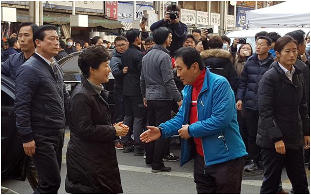 박근혜 대통령이 1일 대형 화재로 큰 피해를 입은 대구 서문시장을 방문했다. 차에서 내린 박근혜 대통령이 기다리고 있던 김영오 서문시장 상인회장과 인사를 나누고 있다. 뉴시스