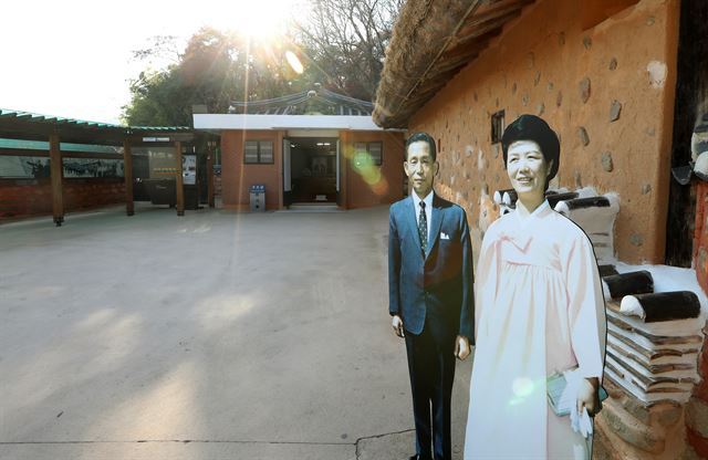 지난달 29일 오후 경북 구미 박정희대통령생가가 썰렁한 모습을 보이고 있다. 구미시는 지난해 같은 기간에 비해 박정희대통령생가를 찾는 방문객이 줄었다고 밝혔다. 연합뉴스