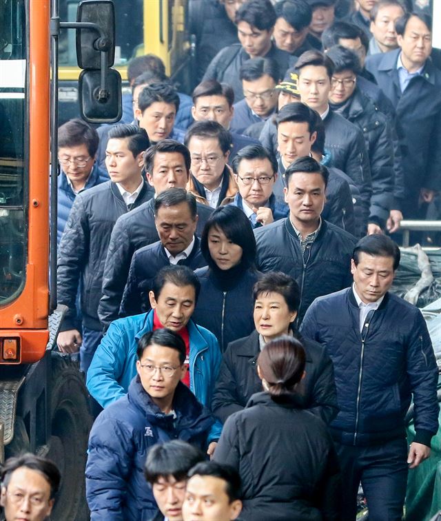 박근혜 대통령이 1일 큰 화재가 발생한 대구 서문시장을 방문, 피해 현장을 둘러보고 있다. 2016.12.1 대구=연합뉴스