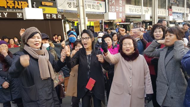 박근혜 대통령이 서문시장 화재현장을 찾은 1일 오후 2시30분께 박사모 대구지역 회원들이 화재현장 앞에서 박근혜 대통령 지지 시위를 벌이고 있다. 대구=뉴시스