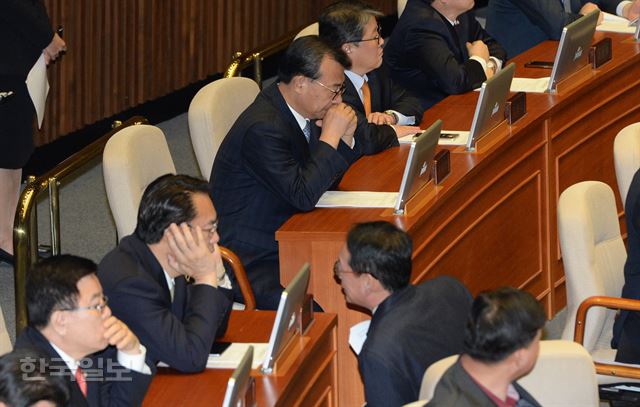 1일 국회 본회의장에 새누리당 이정 현대표, 정진석 원내대표가 굳은 표정으로 참석하고 있다. 오대근기자 inliner@hankookilbo.com