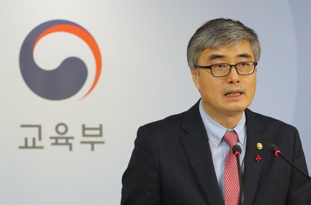 이영 교육부 차관이 1일 오후 서울 세종로 정부서울청사에서 중학교 역사교육 과정 편성 및 운영 등과 관련한 브리핑을 하고 있다. 연합뉴스