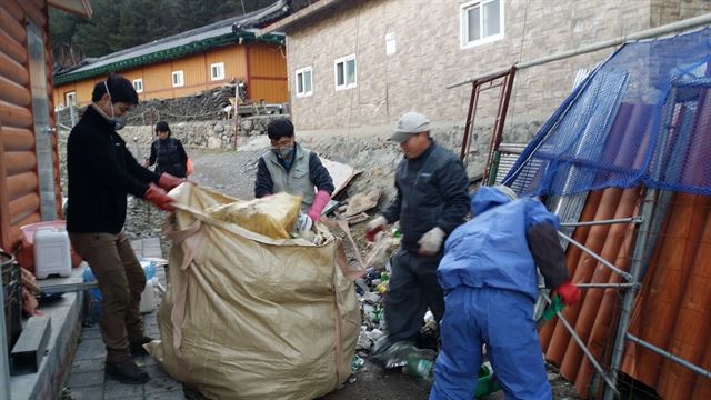 국립공원관리공단 태백산국립공원 사무소 직원들이 해발 1,400m 고지대에 쌓여 있는 쓰레기 더미를 치우고 있다. 태백산 국립공원사무소 제공