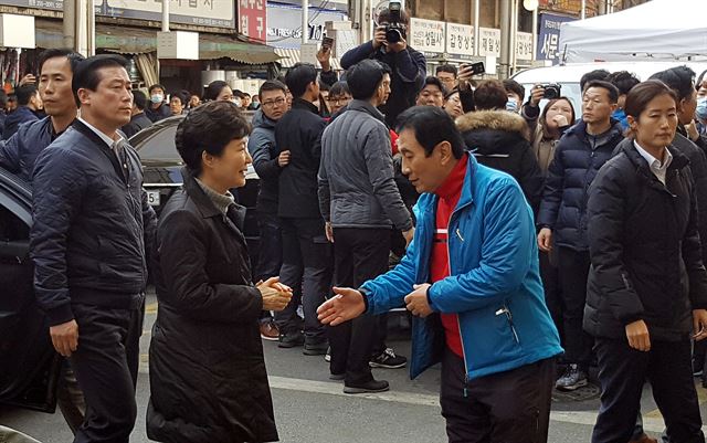 박근혜 대통령이 1일 대형 화재로 큰 피해를 입은 대구 서문시장을 방문했다. 차에서 내린 박근혜 대통령이 기다리고 있던 김영오 서문시장 상인회장과 인사를 나누고 있다. 뉴시스