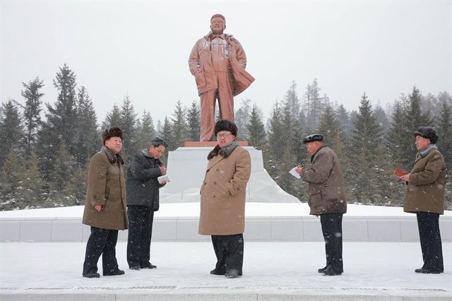 지난달 28일 김정은 북한 노동당 위원장이 김정일 국방위원장의 출생지 양강도 삼지연군을 방문해 김정일 동상을 참배하고 있는 모습. 연합뉴스