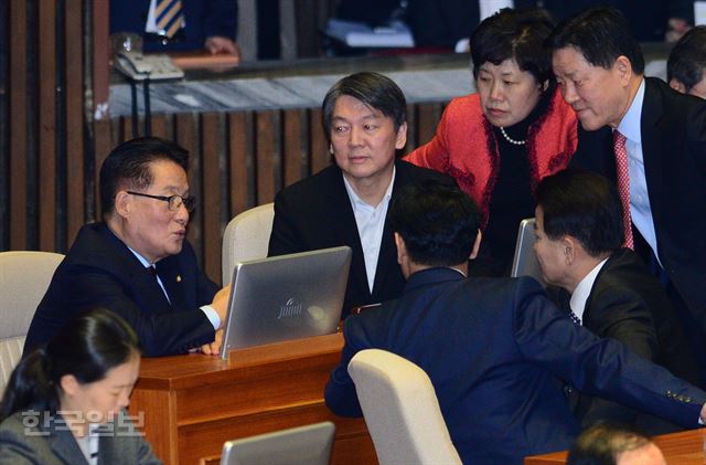 국민의당 박지원 비대위원장과 안철수 전 대표가 1일 국회 본회의장에서 동료 의원들과 이야기를 나누고 있다. 오대근기자 inliner@hankookilbo.com