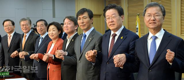 [저작권 한국일보]지난달 20일 서울 여의도 국회 의원회관에서 열린 '비상시국 정치회의'에서 참석자들이 포즈를 취하고 있는 모습. 왼쪽부터 김부겸, 문재인, 박원순, 심상정, 안철수, 안희정, 이재명, 천정배. 서재훈기자 spring@hankookilbo.com