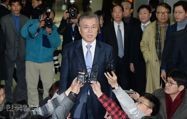 [저작권 한국일보]지난 29일 국회 의원회관에서 열린 더불어민주당 2017국민통합 정권교채를 위한 국민통합위원회 출범식에 참석한 문재인 전 대표.오대근기자 inliner@hankookilbo.com