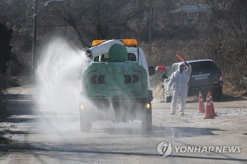 충남 아산과 충북 청주 청원에서 2일 AI양성반응이 나오는 등 확산세가 멈추지 않고 있어 방역당국을 긴장시키고 있다. 사진은 충북 음성 맹동면 육용오리 농장 인근 방역활동 모습. 연합뉴스