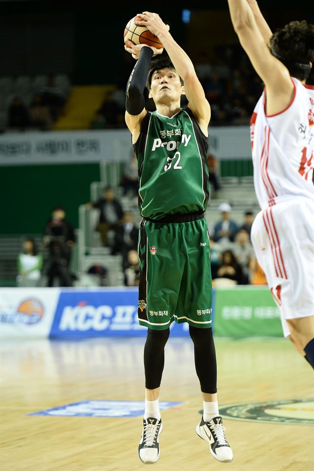 장신 슈터로 변신한 김주성이 3점슛을 쏘고 있다. KBL 제공