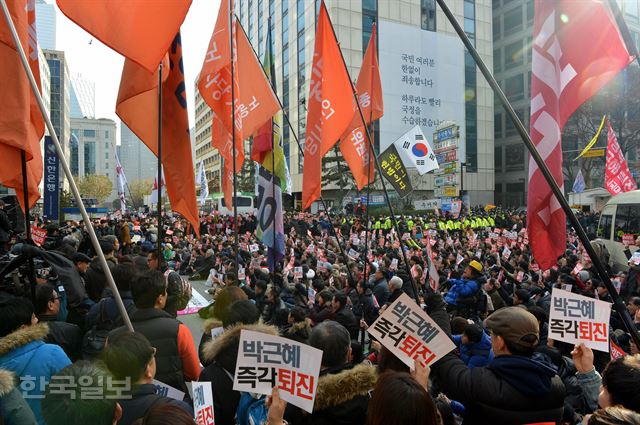 3일 서울 여의도 새누리당사 앞에서 박근혜 대통령 퇴진 새누리당 해체 요구 집회가 열리고 있다. 김주성 기자