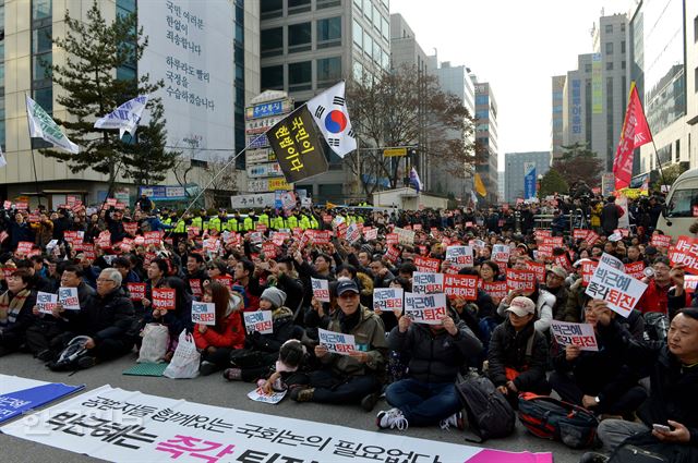 3일 서울 여의도 새누리당사 앞에서 박근혜 대통령 퇴진 새누리당 해체 요구 집회가 열리고 있다. 김주성 기자