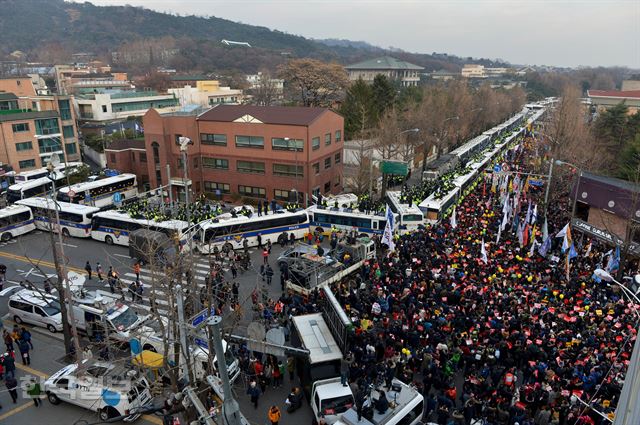 6차 촛불집회가 열린 3일 청와대 100m 앞인 청운동 일대에서 행진에 참여한 시민들이 박근혜 대통령 퇴진 구호를 외치고 있다. 김주성 기자