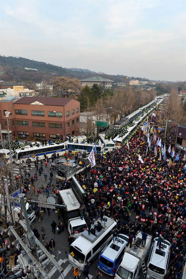 6차 촛불집회가 열린 3일 청와대 100m 앞인 청운동 일대에서 행진에 참여한 시민들이 박근혜 대통령 퇴진 구호를 외치고 있다. 김주성 기자