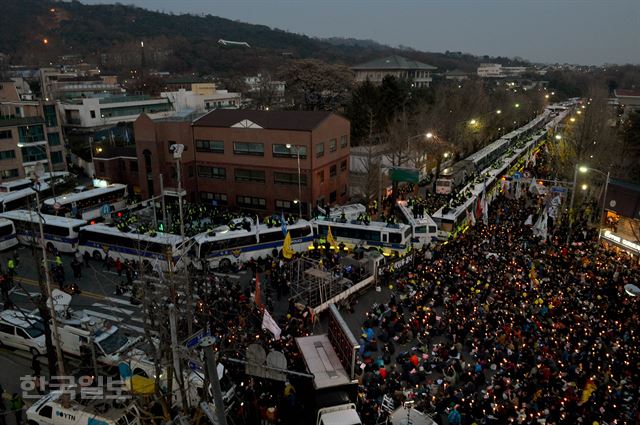 6차 촛불집회가 열린 3일 청와대 100m 앞까지 진출한 시민들이 촛불을 밝히고 있다. 김주성 기자