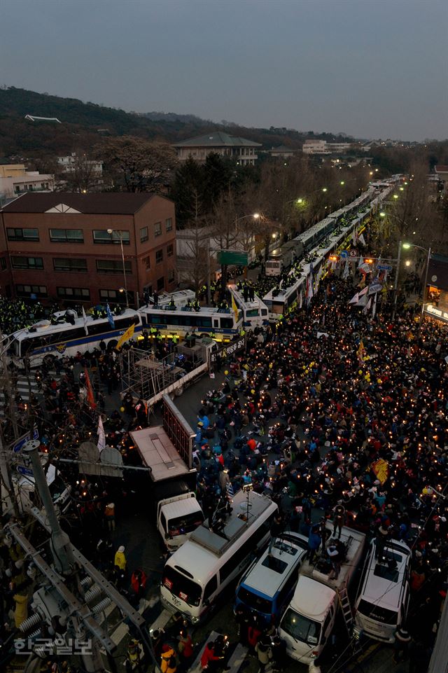 6차 촛불집회가 열린 3일 청와대 100m 앞까지 진출한 시민들이 촛불을 밝히고 있다. 김주성 기자