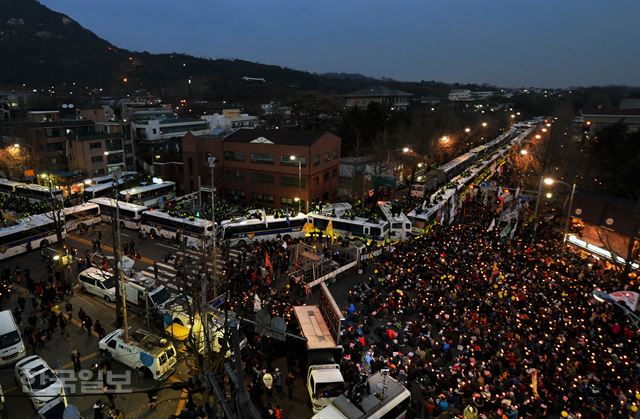 6차 촛불집회가 열린 3일 청와대 100m 앞까지 진출한 시민들이 촛불을 밝히고 있다. 김주성 기자