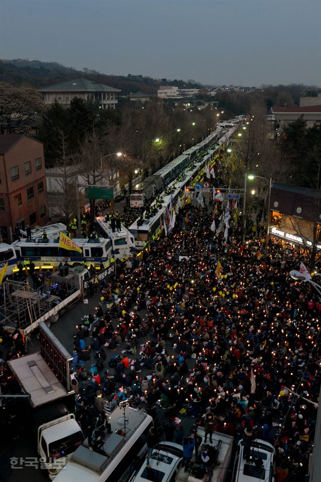 6차 촛불집회가 열린 3일 청와대 100m 앞까지 진출한 시민들이 촛불을 밝히고 있다. 김주성 기자