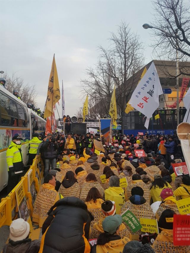 세월호 유가족들과 시민들이 3일 오후 청와대와 100m거리에 있는 효자치안센터 앞까지 행진을 한 뒤 박근혜 대통령 퇴진을 촉구하는 집회를 하고 있다. 박진만 기자