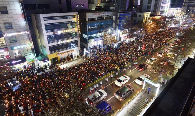 3일 대구 중구 국채보상로(옛 한일극장 앞)에서 열린 ‘박근혜 대통령 퇴진을 촉구하는 5차 대구 시국대회’에 참가한 많은 시민들이 촛불과 피켓을 들고 박근혜 대통령의 하야를 촉구하고 있다. 대구=사진공동취재단