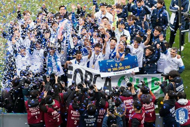 수원 선수들이 3일 서울월드컵경기장에서 열린 FC서울과 FA컵 결승 2차전에서 승부차기 끝에 승리해 우승한 뒤 환호하고 있다. 대한축구협회 제공