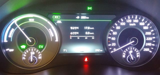 일상 주행과 똑같이 92㎞를 달린 뒤 연비 17.8㎞/ℓ가 표시된 올 뉴 K7 하이브리드 계기판.