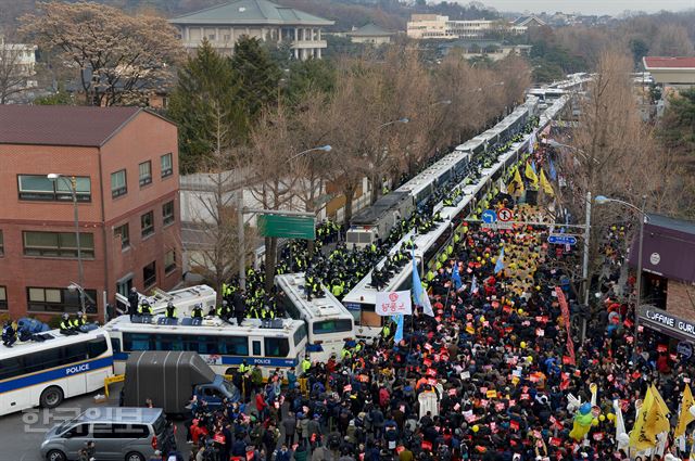 6차 촛불집회가 열린 3일 오후 청와대 100m 앞인 서울 종로구 효자치안센터 주변에서 시민들이 박근혜 대통령 퇴진을 외치고 있다. 김주성 기자