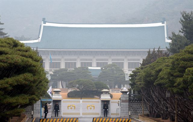 안개에 싸인 청와대 본관의 전경. 고영권 기자