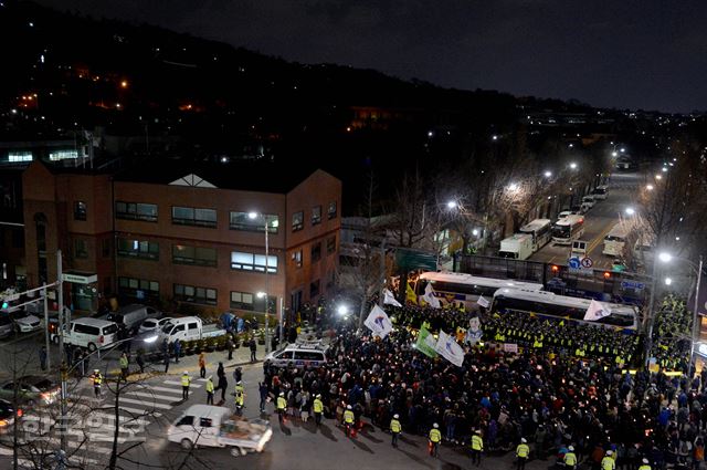 법원이 평일에도 청와대 인근 200m까지 야간 행진과 집회를 허용한 가운데 5일 참가자들이 서울 청운효자동주민센터까지 행진 후 박근혜 대통령 퇴진 구호를 외치고 있다. 왼쪽 뒤 청와대 본관은 불이 꺼져있다. 김주성 기자