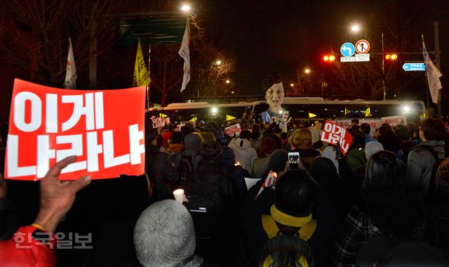 법원이 평일에도 청와대 인근 200m까지 야간 행진과 집회를 허용한 가운데 5일 참가자들이 서울 청운효자동주민센터까지 행진 후 박근혜 대통령 퇴진 구호를 외치고 있다. 김주성 기자