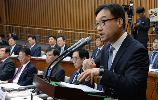 5일 국회에서 열린 '박근혜 정부의 최순실 등 민간인에 의한 국정농단 의혹 사건 진상 규명을 위한 국정조사 특별위원회' 2차 기관보고에서 이선우 청와대 의무실장이 답변하고 있다. 오대근기자 inliner@hankookilbo.com