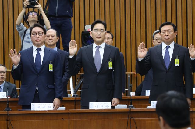 6일 오전 국회에서 열린 국회에서 열린 '최순실 국정농단 진상규명' 국정조사 특별위원회 청문회에 증인으로 출석한 이재용 삼성 부회장을 비롯해 정몽구 현대차 회장 등 9대그룹 총수들이 증인선서를 하고 있다. 오대근기자