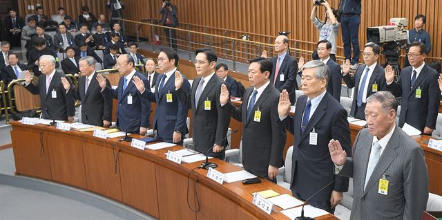 6일 국회에서 열린 박근혜-최순실 게이트 국정조사 특별위원회의 1차 청문회에 허창수 전경련 회장, 정몽구 현대기아차 회장, 조양호 한진그룹 회장, 신동빈 롯데그룹 회장, 이재용 삼성그룹 부회장, 최태원 SK그룹 회장, 김승연 한화그룹 회장, 구본무 LG그룹 회장, 손경식 CJ그룹 회장이 출석해 증인선서를 하고 있다. 오대근기자