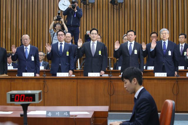 6일 오전 국회에서 열린 국회에서 열린 '최순실 국정농단 진상규명' 국정조사 특별위원회 청문회에 증인으로 출석한 이재용(가운데) 삼성전자 부회장을 비롯해 정몽구 현대차 회장 등 9개 그룹 총수들이 증인선서를 하고 있다. 오대근 기자