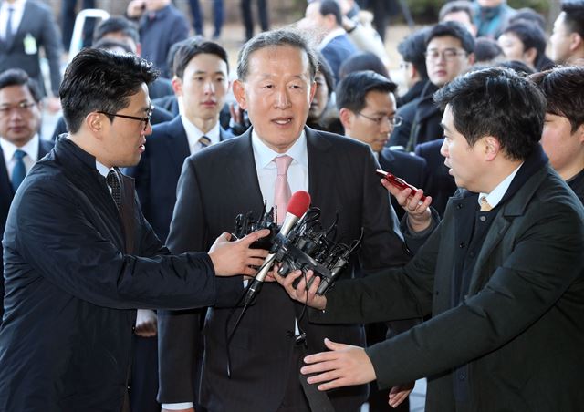 허창수 전경련 회장이 6일 '최순실 국정농단 게이트' 진상규명을 위한 국정조사 특위 청문회에 참석하기 위해 서울 여의도 국회의사당으로 들어가고 있다. 연합뉴스