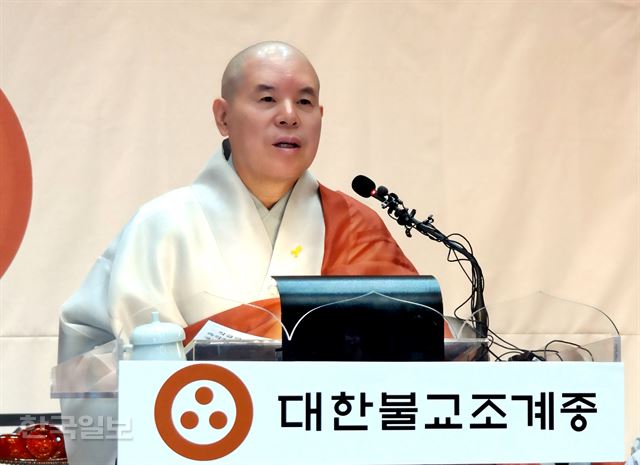 대한불교조계종 총무원장 자승 스님이 6일 서울 종로구 견지동 한국불교역사문화기념관에서 박근혜 대통령의 '조건 없는 즉각 퇴진'을 촉구하는 호소문을 발표하고 있다. 옷깃에 단 세월호 리본이 눈에 띈다. 김혜영 기자 shine@hankookilbo.com