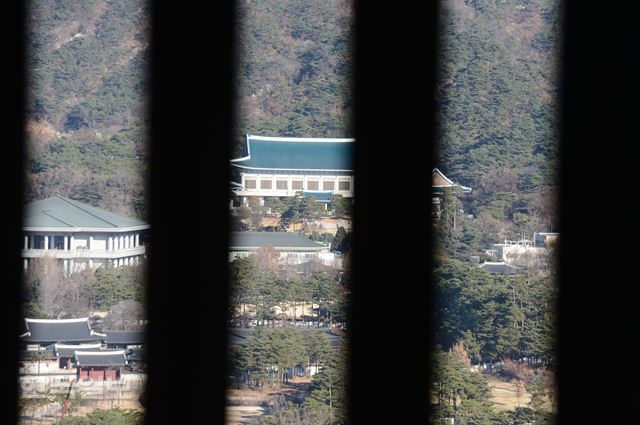 [저작권 한국일보]6일 서울정부청사에서 바라본 청와대. 박대통령의 거취에 쏠린 세간의 시선이 쏠려있다. 신상순 선임기자ssshin@hankookilbo.com