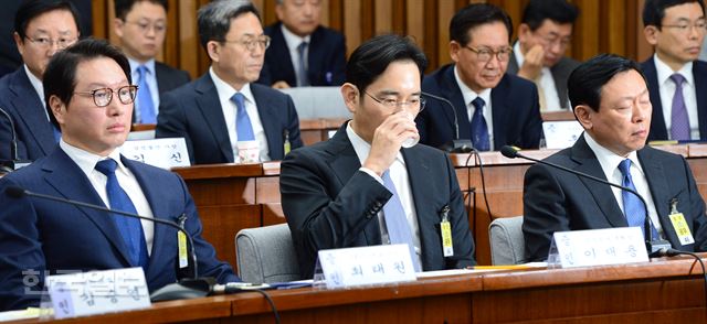 [저작권 한국일보] 이재용 삼성전자 부회장이 6일 오전 국회에서 열린 '박근혜 정부의 최순실 등 민간인에 의한 국정농단 의혹 사건 진상 규명을 위한 국정조사 특별위원회'에서 질문을 받고 있다. 오대근기자 inliner@hankookilbo.com