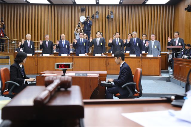 정몽구 현대자동차그룹 회장을 비롯한 재계 굴지의 총수들이 6일 오전 국회에서 열린 '박근혜 정부의 최순실 등 민간인에 의한 국정농단 의혹 사건 진상 규명을 위한 국정조사 특별위원회'에서 증인 선서를 하고 있다. 앞줄 오른쪽부터 정몽구 현대자동차그룹회장, 조양호 한진그룹회장, 신동빈 롯데그룹회장, 이재용 삼성전자 부회장, 최태원 SK대표이사, 김승연 한화그룹회장, 구본무 LG 대표이사, 손경식 CJ대표이사. 오대근 기자