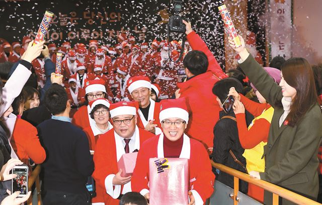 대전 유성구는 6일 '소원을 말해봐' 프로젝트에 선정된 가구에 선물을 전달하는 산타 발대식을 개최했다. 대전 유성구 제공