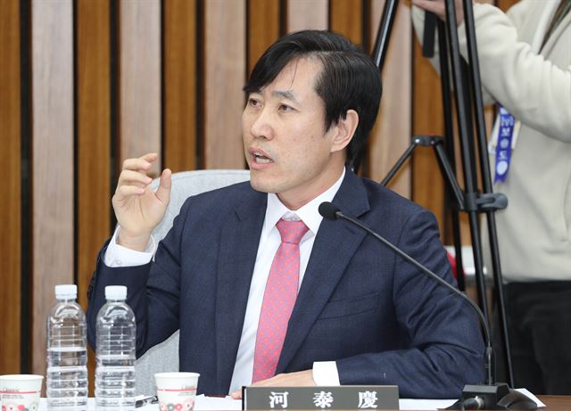 6일 오전 국회에서 열린 '박근혜 정부의 최순실 등 민간인에 의한 국정농단 의혹 사건 진상 규명을 위한 국정조사 특별위원회'의 청문회에서 새누리당 하태경 의원이 질의하고 있다. 연합뉴스