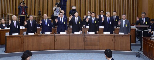 6일 국회에서 열린 국회에서 열린 '최순실 국정농단 진상규명' 국정조사 특별위원회 청문회에 증인으로 출석한 이재용 삼성 부회장 등 9대 그룹 총수들이 증인선서를 하고 있다. 오대근 기자