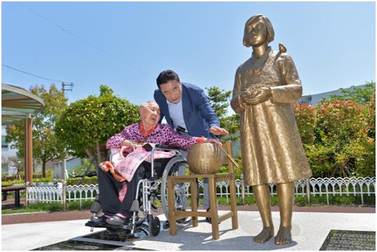 일본군 위안부 피해자 박숙이 할머니가 지난 5월 20일 자신의 이름을 딴 경남 남해군 숙이공원을 방문해 평화의 소녀상을 만져보고 있다. 남해군 제공