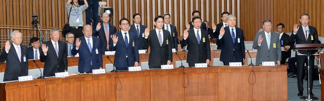 6일 국회에서 열린 '최순실 국정농단 진상규명' 국정조사특위 1차 청문회에 증인으로 출석한 9대 그룹 총수들이 증인선서를 하고 있다. 오대근기자