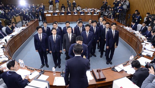 7일 오전 국회에서 열린 최순실 국정농단 의혹 진상규명을 위한 국정조사 특위 2차 청문회에서 우병우 전 청와대 민정수석 등 불출석자들에게 발부한 동행명령장을 김성태 위원장이 경위들에게 전달하고 있다. 연합뉴스