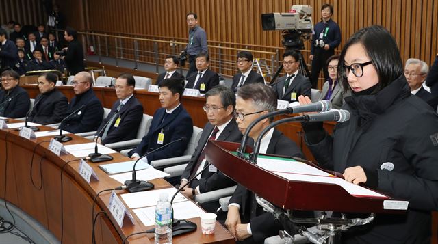 7일 오후 국회에서 최순실 국정농단 의혹 진상규명을 위한 국정조사 특위 2차 청문회에서 오전에 불출석했던 장시호가 출석해 증인선서를 하고 있다. 오대근기자