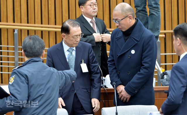 [저작권 한국일보]7일 오후 서울 여의도 국회에서 열린 최순실 국정농단 의혹 진상규명을 위한 국정조사 특위 2차 청문회에서 오전 질의가 끝나자 차은택 전 단장이 김기춘 전 실장 앞으로 지나가고 있다. 서재훈기자 spring@hankookilbo.com